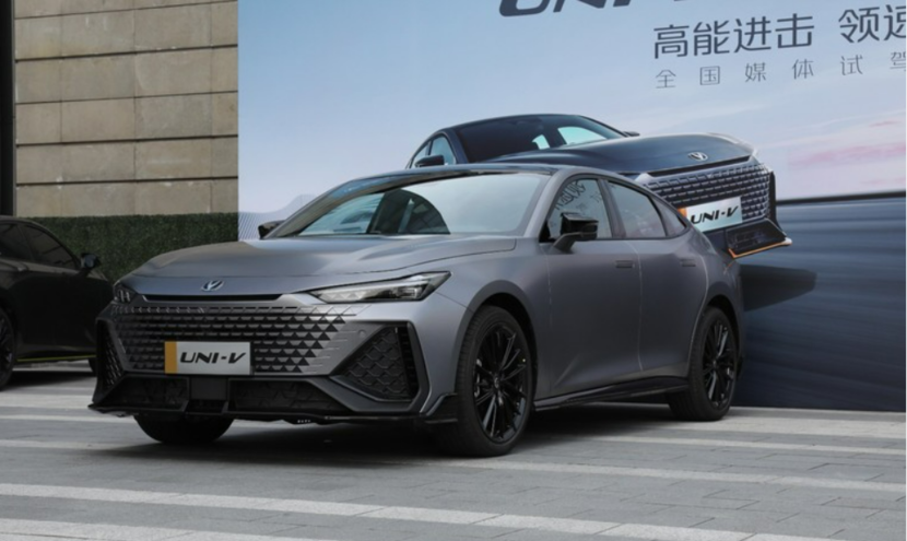 长安UNI-V 2.0T车型来了 外观更酷炫 动力提升