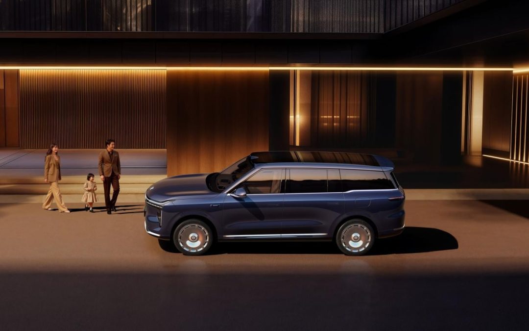 智己LS9：30万级大六座SUV的“技术屠杀”？